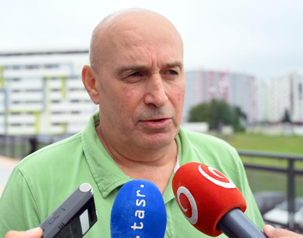 Na snímke tréner hokejového klubu HK Dukla Ingema Michalovce Miroslav Chudý pred prvým tréningom v príprave na nový ročník Tipsport ligy 2020/2021 v Michalovciach 17. augusta 2020. FOTO TASR - Roman Hanc