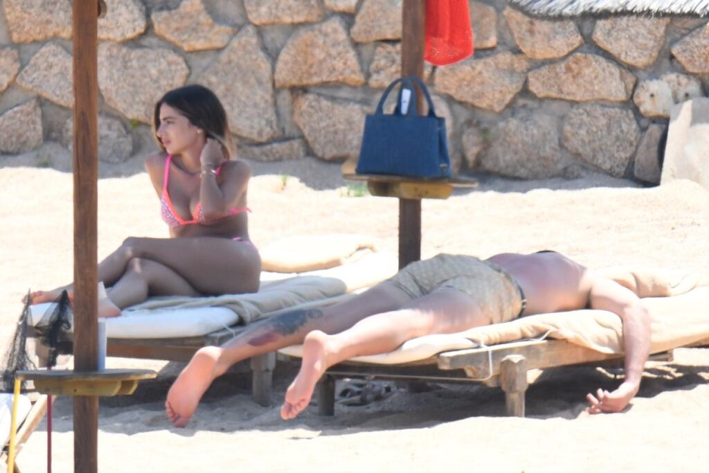Donnarumma si užíva na dovolenke na Sardínii, spoločnosť mu robí sexi priateľka Alessia.