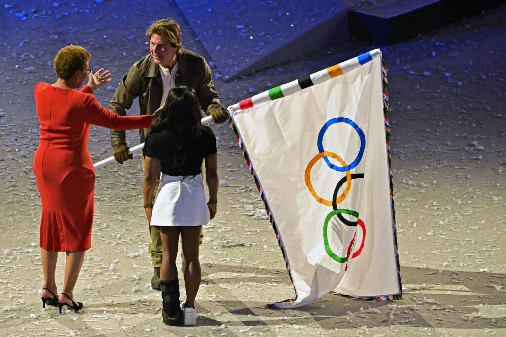 Ani sme sa nenazdali a je koniec. Slávnostné ukončenie letných olympijských hier v Paríži sa nieslo v akčnom duchu a hlavnou hviezdou ceremoniálu bol hollywoodsky herec Tom Cruise (62), ktorý predviedol vskutku husárske kúsky. Že by sa naozaj stal tajným agentom?