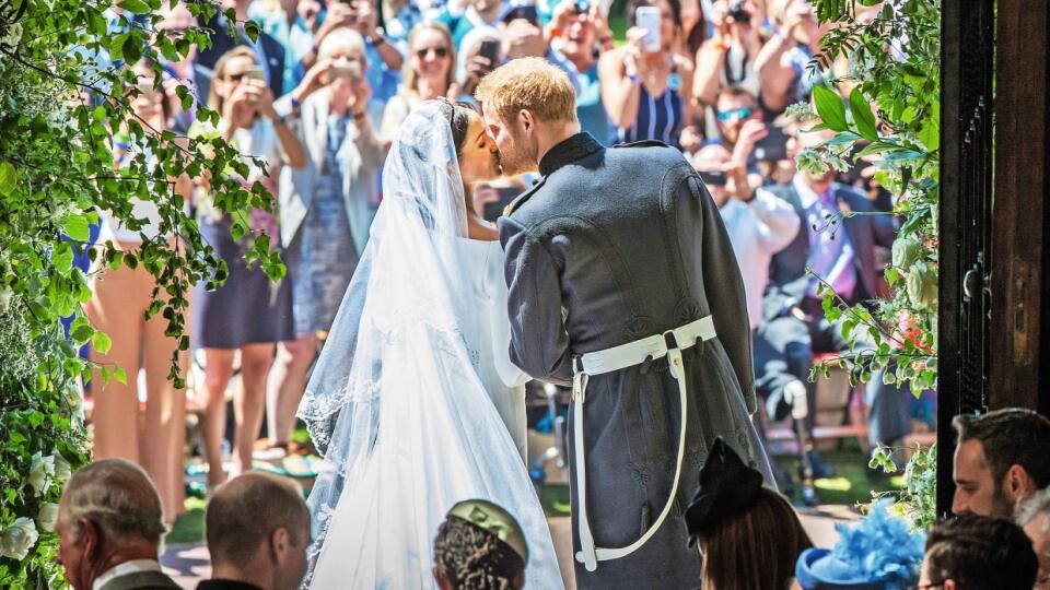 Vybral si si dobre, Harry?: Princ Harry si vybral za manželku americkú herečku Meghan Marklovú, ktorá nie je vždy podľa gusta verejnosti, no on za ňou pevne stojí.