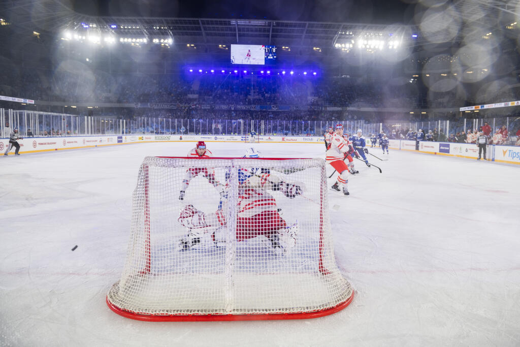 Na snímke brankár HC Oceláři Třinec Ondřej Kacetl sleduje puk počas zápasu na hokejovom podujatí Kaufland Winter Games HC Oceláři Třinec - HC Kometa Brno pod holým nebom na ploche Národného futbalového štadióna v Bratislave 13. januára 2023.