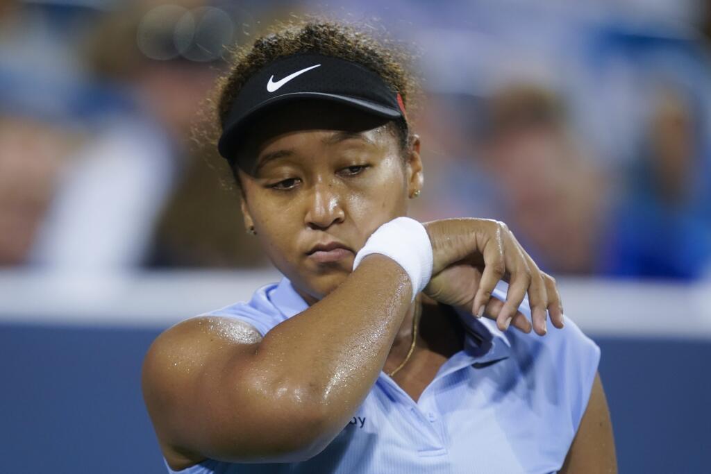 WA 23 Cincinnati - Japonská tenistka Naomi Osaková si utiera tvár v osemfinále ženskej dvojhry proti Švajčiarke Jil Teichmannovej na turnaji WTA v Cincinnati vo štvrtok 19. augusta 2021. FOTO TASR/AP
Naomi Osaka, of Japan, wipes her face during her match against Jil Teichmann, of Switzerland, during the Western & Southern Open tennis tournament Thursday, Aug. 19, 2021, in Mason, Ohio. (AP Photo/Darron Cummings)