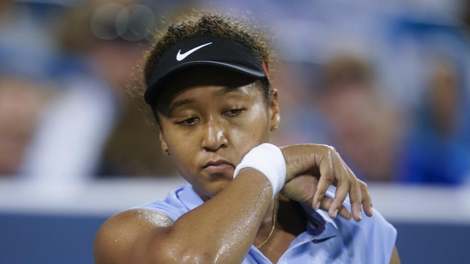 WA 23 Cincinnati - Japonská tenistka Naomi Osaková si utiera tvár v osemfinále ženskej dvojhry proti Švajčiarke Jil Teichmannovej na turnaji WTA v Cincinnati vo štvrtok 19. augusta 2021. FOTO TASR/AP

Naomi Osaka, of Japan, wipes her face during her match against Jil Teichmann, of Switzerland, during the Western & Southern Open tennis tournament Thursday, Aug. 19, 2021, in Mason, Ohio. (AP Photo/Darron Cummings)