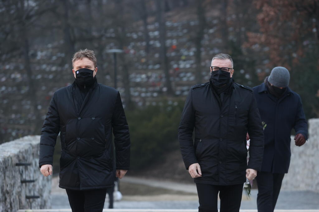 Na poslednej rozlúčke nechýba ani prezident Slovenského futbalového zväzu Ján Kováčik a prezident Únie ligových klubov Ivan Kozák.
