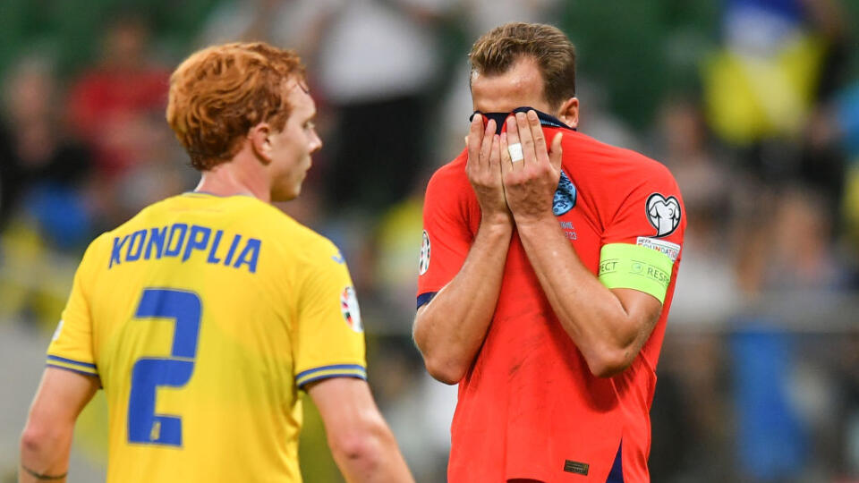 Fotka zo zápasu Ukrajina - Anglicko. Na snímke kapitán Anglicka Harry Kane