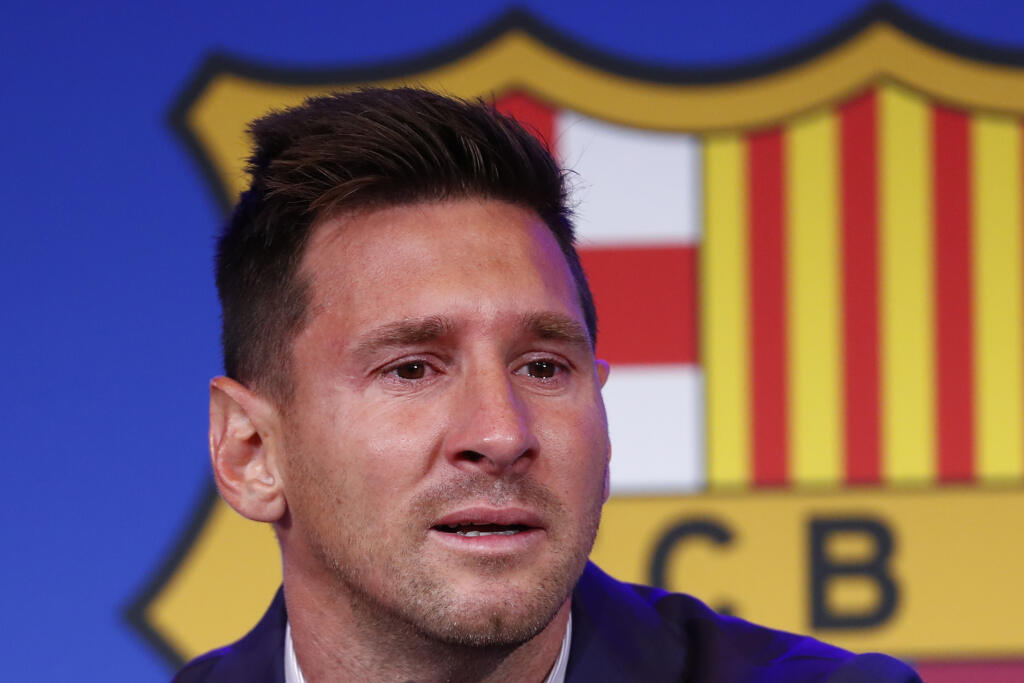 JB 47 Barcelona - Argentínsky futbalista Lionel Messi počas tlačovej konferencie v Barcelone 8. augusta 2021. Messi v nedeľu na tlačovej konferencii potvrdil odchod z FC Barcelona, v ktorého drese pôsobil celú doterajšiu profesionálnu kariéru. Pred novinármi iba s ťažkosťou zadržiaval slzy. Tridsaťštyriročný Messi pripustil, že jeho nový klub bude Paríž St. Germain. Barcelona si už pre veľké dlhy a sprísnenú finančnú politiku La ligy dlhoročného lídra nemohla ďalej dovoliť. FOTO TASR/AP
Lionel