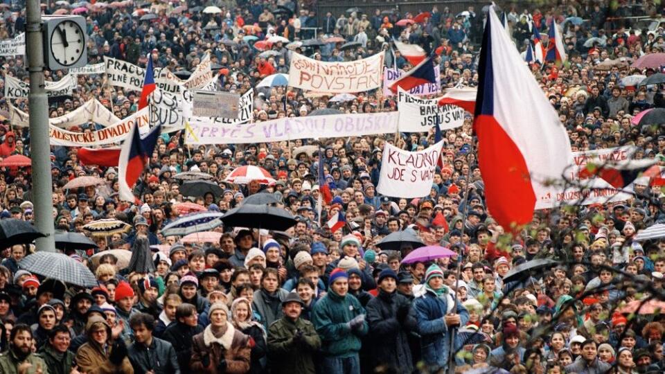 Medzitým k nám dorazila ruská a albánska mafia a Vašek Klaus so slovenským parťákom Vladkom Mečiarom rozdelili republiku bez toho, aby sa občanov spýtali, čo si o tom myslia. Odštartovala veľká privatizácia, čiže odštátňovanie veľkých podnikov, alebo inak, nehorázna krádež .V lepšom prípade ich skúpili zahraničné korporácie, v tom horšom ich Vladko porozdával svojim dlhoprstým kamošom.