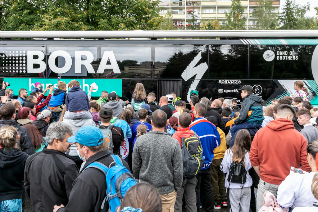 Na snímke sú fanúšikovia v cieli tretej etapy cyklistických pretekov Okolo Slovenska v Považskej Bystrici