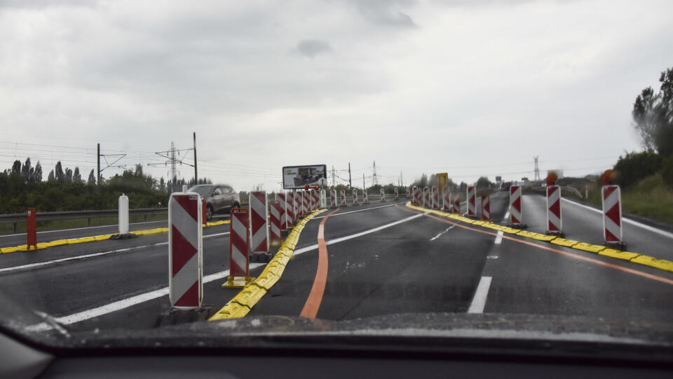 Na snímke dopravné obmedzenie na ceste II/502 Rača - Svätý Jur z dôvodu prípravy na dočasné dopravné značenie pre výstavbu križovatky Rača, ktorá je súčasťou budúcej diaľnice D4, v Bratislave 19. júna 2020. FOTO TASR - Pavol Zachar