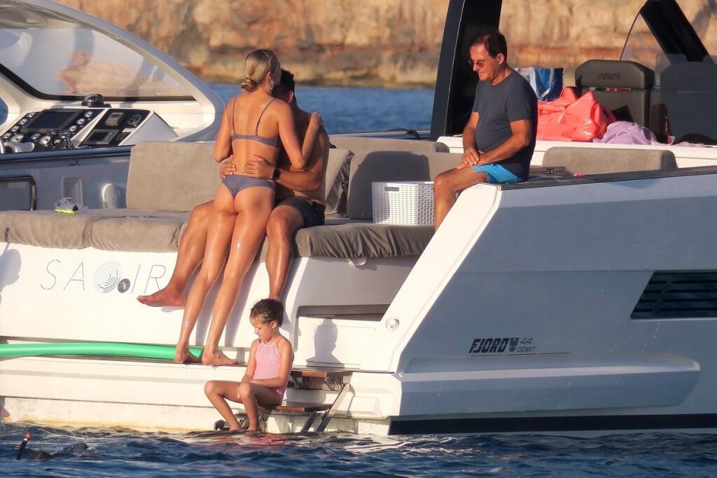 Ronaldo sa na luxusnej lodi vyzliekol a ukázal svoju nefutbalovú postavu.Jeho partnerka Celina si na rozdiel od neho drží svoju štíhlu figúru.