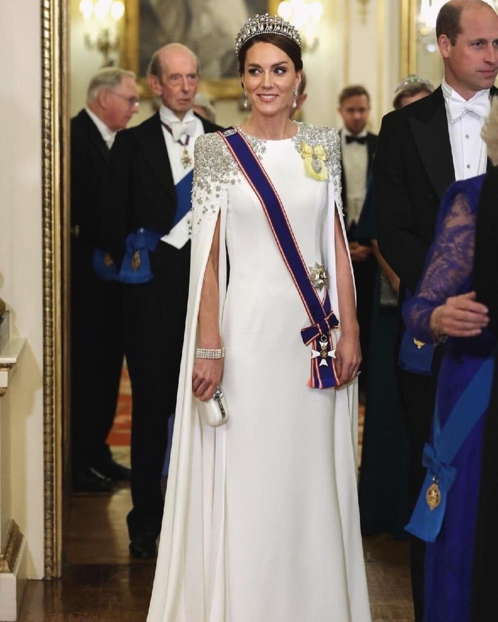 Biele šaty s vlečkou boli pošité diamantami.