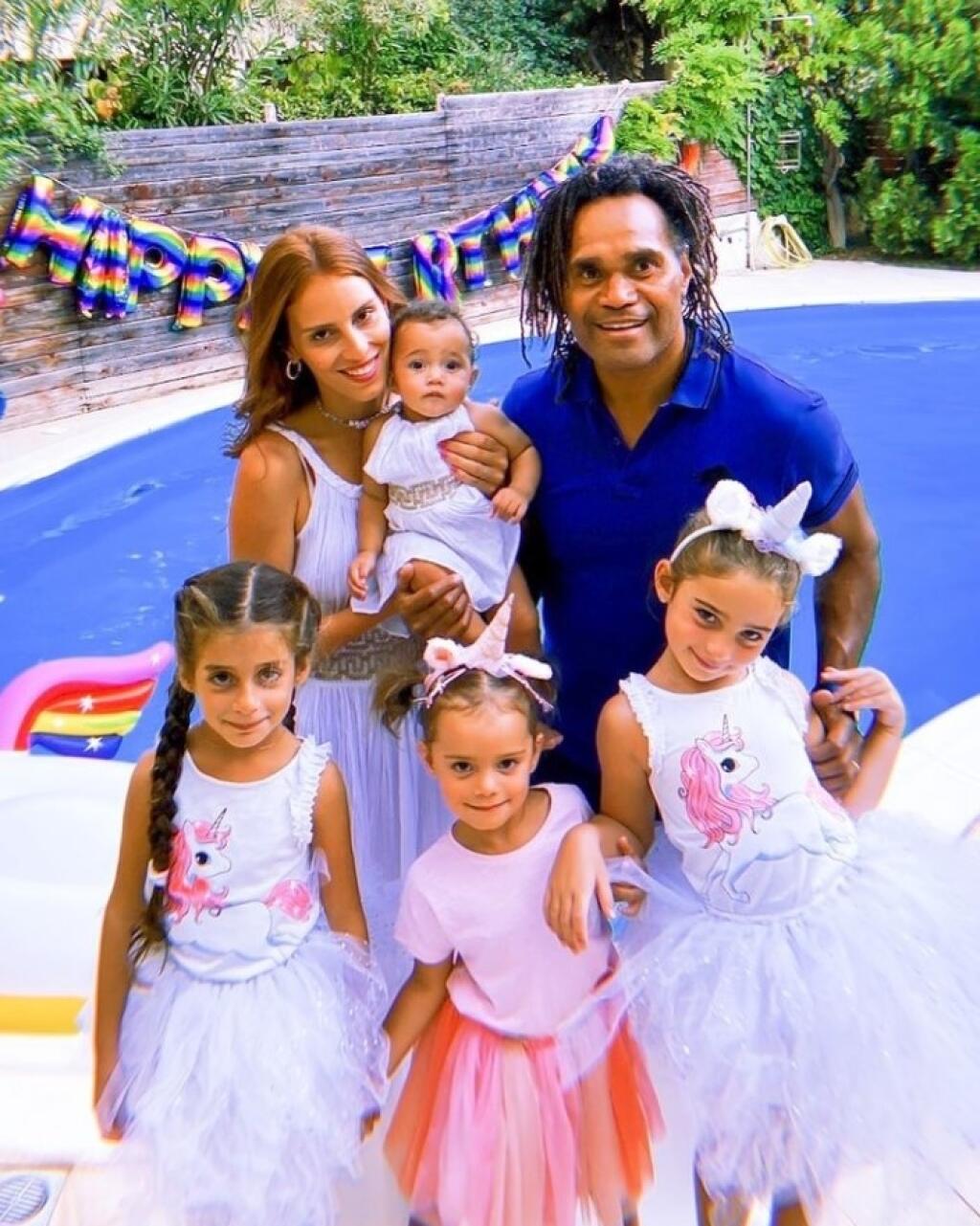 Karembeu má s libanonskou lyžiarkou už dve dcéry.