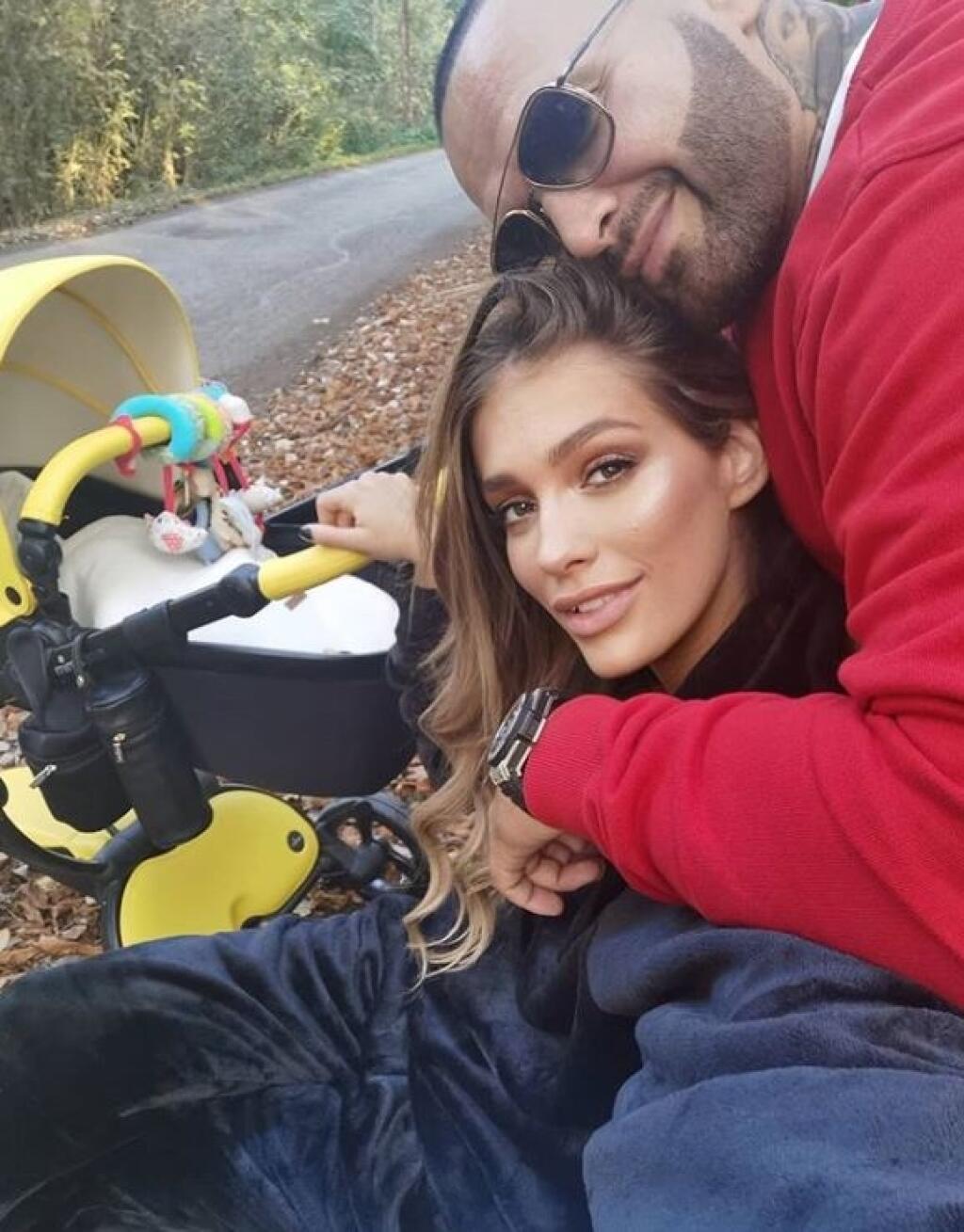 Jasmina Alagič a Rymus na prechádzke so synom. Ten sa vyváža v novom žltom kočíku.
