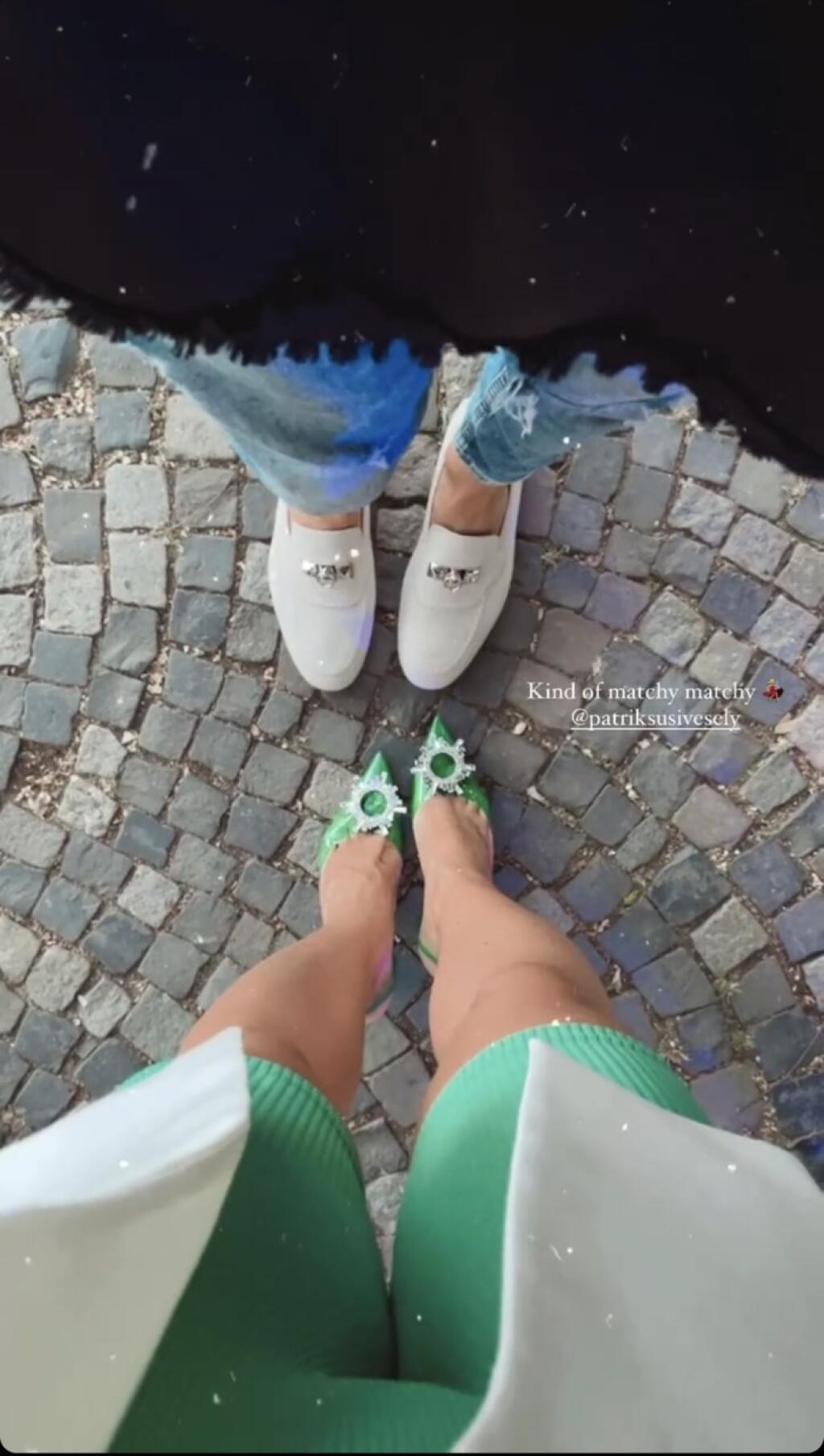 Do očí najviac bili obtiahnuté zelené legíny a rifľová podprsenka, na ktorej mala iba biele sako.