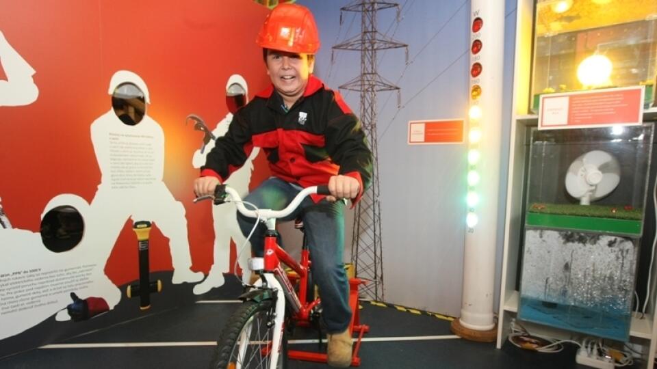 Pozor,
vyrábam
elektrinu:
Adam (10)
usilovne šliapal
na bicykli.