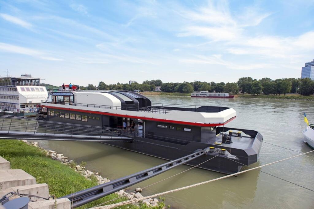 Projekt štyridsaťmetrového pontónu s reštauráciou pre lode prichádzajúce do Bratislavy z Rakúska