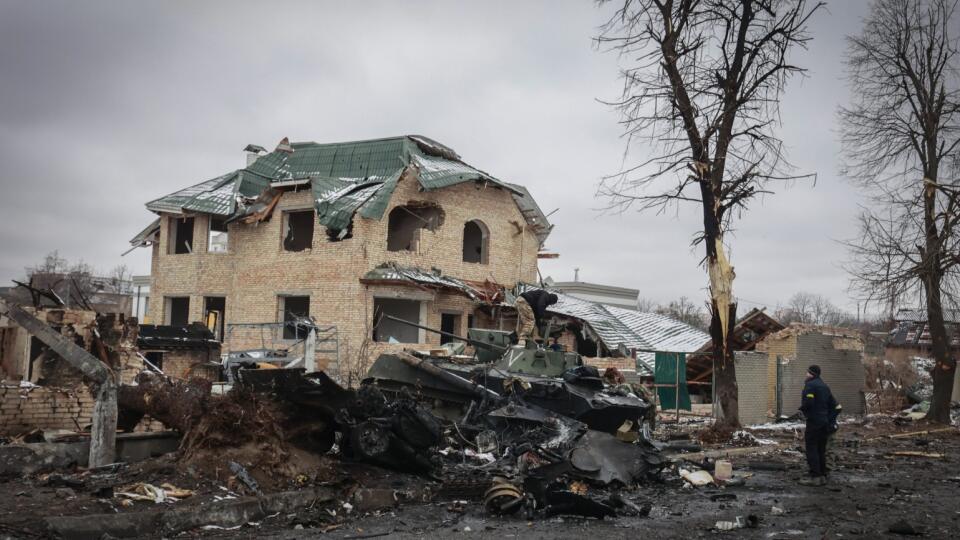 Un homme regarde les épaves de véhicules militaires russes sur une route de la ville de Bucha à l'ouest de Kiev lors du sixième jour de l'invasion russe de l'Ukraine le mardi 1er mars 2022.