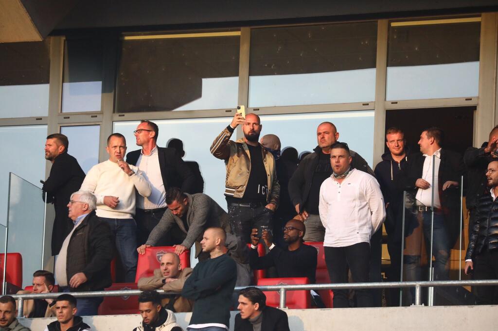 Šokujúce zábery z derby medzi Spartakom Trnava a Slovanom Bratislava. Fanúšikovia sa vtrhli na hraciu plochu a bili sa hlava nehlava.