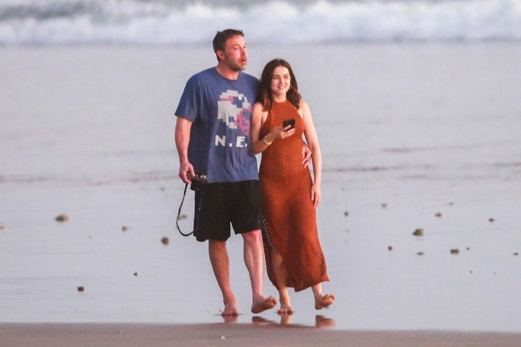 Ben Affleck a Ana de Armas na pláži v Kostarike.