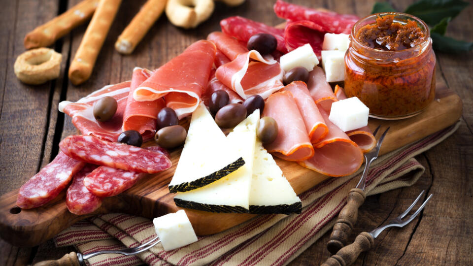 Cured,Meat,And,Cheese,Platter,Of,Traditional,Spanish,Tapas,-