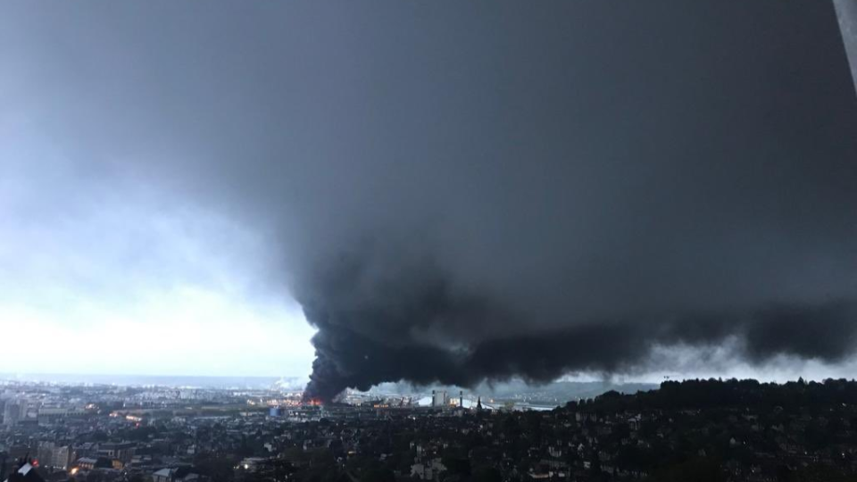 Mohutný požiar vypukol vo štvrtok v ranných hodinách v chemickej továrni v meste Rouen na severe Francúzska.