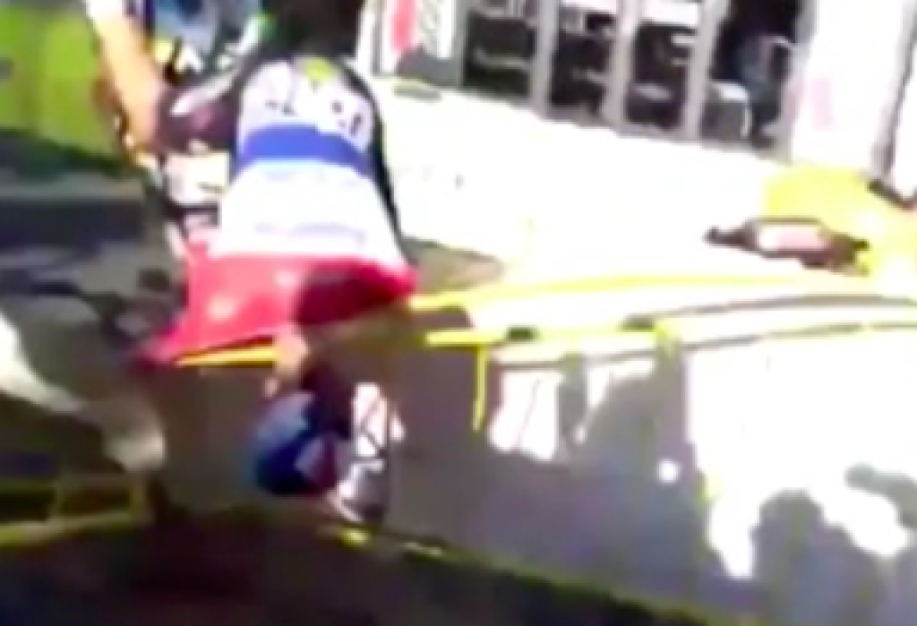 Desivé zábery, z ktorých naskakuje husia koža. Fanúšik zverejnil na twitteri video z hrôzostrašného pádu cyklistu Fabia Jakobsena na pretekoch Okolo Poľska.