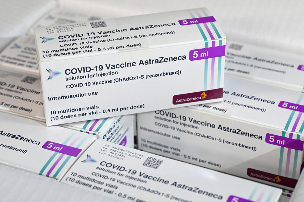 Balenia očkovacích látok proti ochoreniu COVID-19 od výrobcu AstraZeneca sú už v distribučnom sklade lekárnickej akciovej spoločnosti Unipharma 10. februára 2021 v Bojniciach. FOTO TASR - Radovan Stoklasa