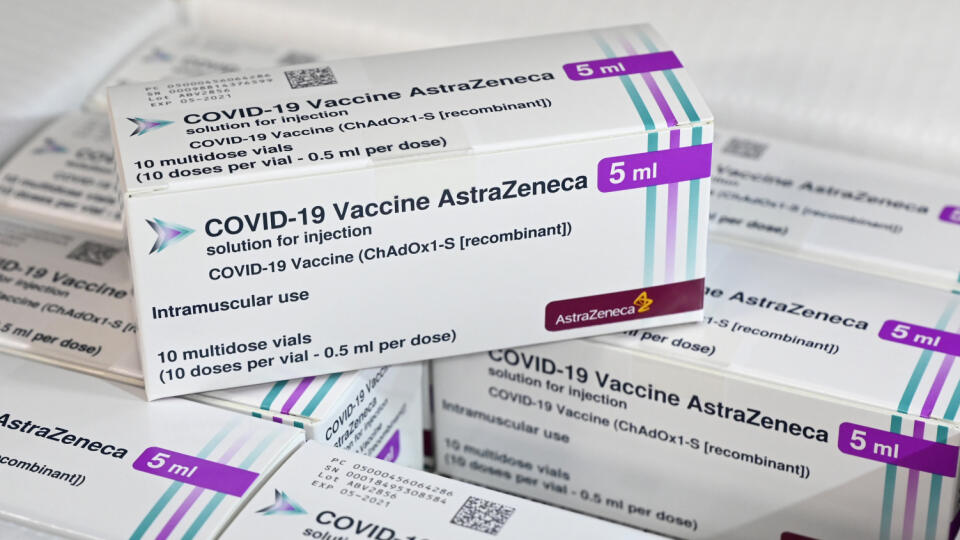 Balenia očkovacích látok proti ochoreniu COVID-19 od výrobcu AstraZeneca sú už v distribučnom sklade lekárnickej akciovej spoločnosti Unipharma 10. februára 2021 v Bojniciach. FOTO TASR - Radovan Stoklasa