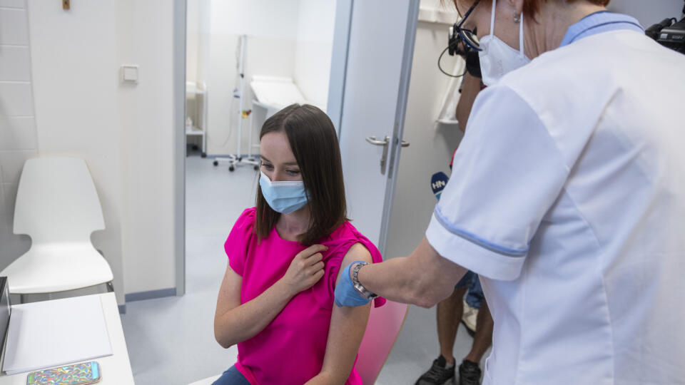 Na snímke očkovanie zamestnancov počas tlačovej konferencie k spusteniu očkovania proti ochoreniu Covid-19 v závodoch spoločnosti Volkswagen Slovakia v Bratislave 14. júna 2021.
