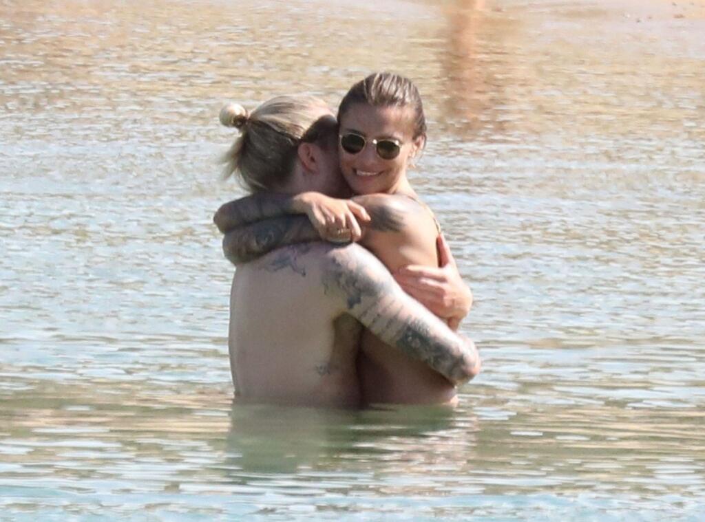 Paparazzi fotografi viackrát striehli na Kariusa na dovolenke. Takto si kedysi užíval s bývalou priateľkou Sofiou. Ich vzťahu však je koniec.