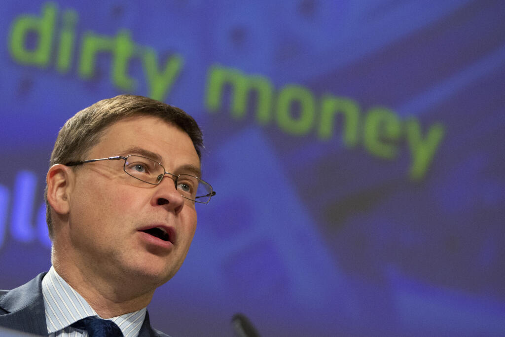 KK1 Brusel - Výkonný podpredseda Európskej komisie Valdis Dombrovskis hovorí počas tlačovej konferencie 7. mája 2020 v Bruseli. Európska komisia (EK) predstavila vo štvrtok komplexný prístup na posilnenie boja, ktorý Európska únia vedie proti praniu špinavých peňazí a financovaniu terorizmu. FOTO TASR/AP
European Commissioner for An Economy that Works for People Valdis Dombrovskis speaks during a media conference regarding money laundering at EU headquarters in Brussels, Thursday, May 7, 2020. (