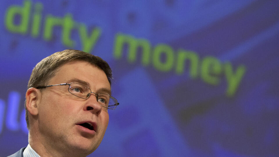 KK1 Brusel - Výkonný podpredseda Európskej komisie Valdis Dombrovskis hovorí počas tlačovej konferencie 7. mája 2020 v Bruseli. Európska komisia (EK) predstavila vo štvrtok komplexný prístup na posilnenie boja, ktorý Európska únia vedie proti praniu špinavých peňazí a financovaniu terorizmu. FOTO TASR/AP
European Commissioner for An Economy that Works for People Valdis Dombrovskis speaks during a media conference regarding money laundering at EU headquarters in Brussels, Thursday, May 7, 2020. (