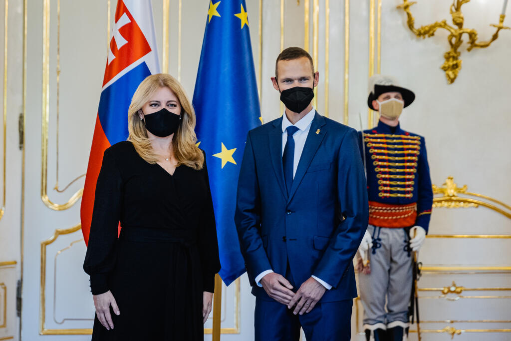 Prezidentka Zuzana Čaputová prijala olympionika Mateja Tótha pri príležitosti ukončenia jeho aktívnej športovej kariéry. Prijatia sa zúčastnil aj Tóthov tréner Matej Spišiak. Na snímke Zuzana Čaputová a Matej Tóth.