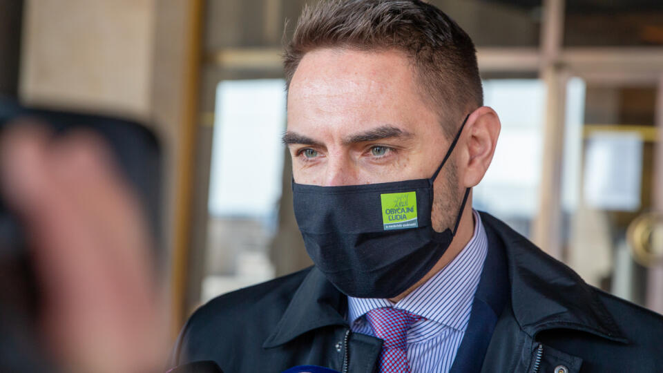 Na snímke je Juraj Gyimesi pred rokovaním predsedníctvca sme rodina.