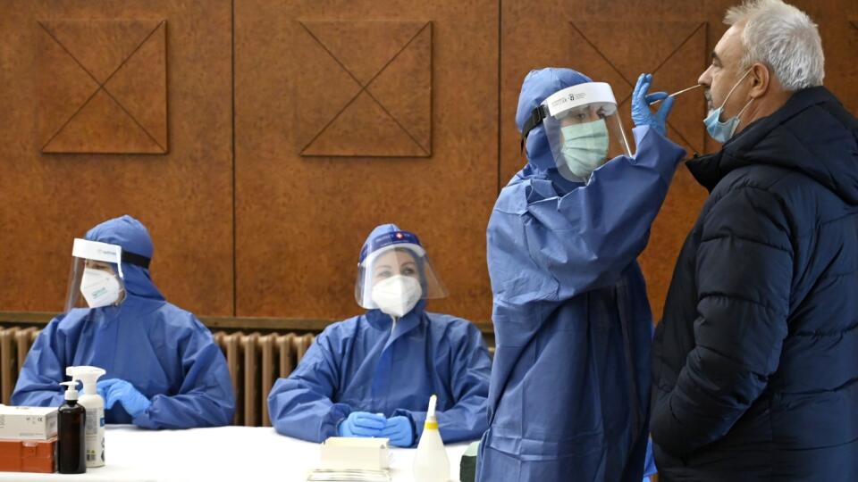 Na Slovensku pokračuje druhý deň štvrté dobrovoľné kolo testovania na ochorenie Covid-19. Uskutoční sa v dňoch 21. až 22. novembra od 8.00 do 20.00 v takmer 500 mestách a obciach, v ktorých v rámci posledného testovania bol podiel pozitívnych testov viac ako 1 percento. Na snímke testovanie antigénovými testami v kultúrnom dome v meste Sečovce, okres Trebišov v nedeľu 22. novembra 2020. FOTO TASR - Roman Hanc