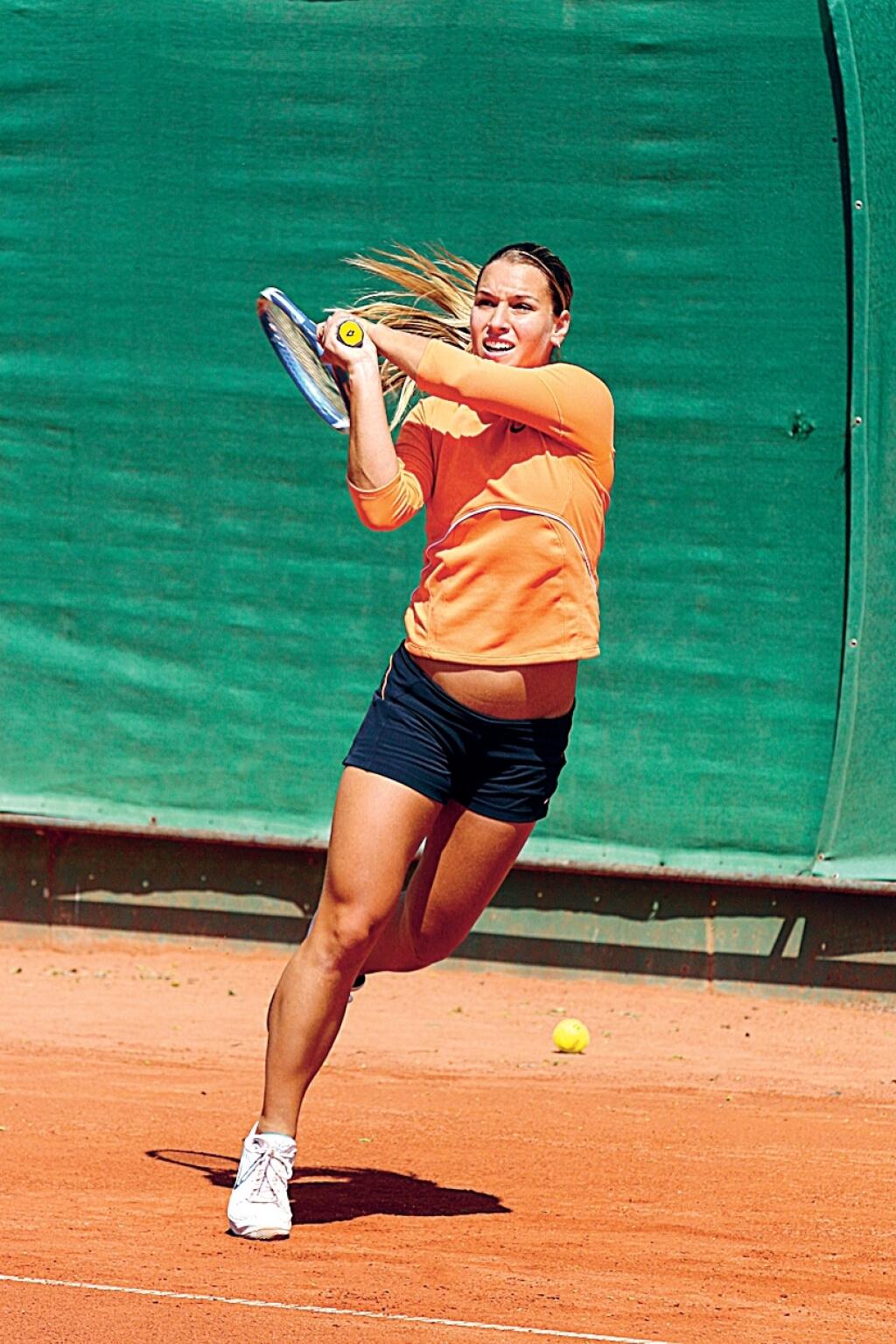 Dominika Cibulková, tenistka, tréning, tenis
foto : Zuzana Gavulová
uverejnené Šarm 18/2007
pôvodný súbor:trening 1.eps