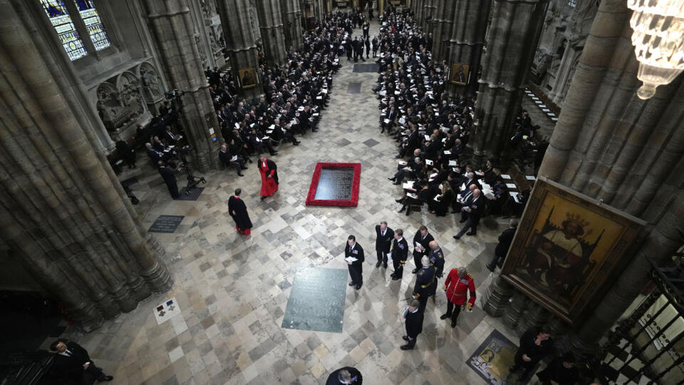 WA 34 Londýn - Hostia prichádzajú na štátny pohreb britskej kráľovnej Alžbety II. do Westminsterského opátstva v Londýne v pondelok 19. septembra 2022. Štátny pohreb panovníčky sa začal vo Westminsterskom opátstve v pondelok o 11.00 h miestneho času (12.00 h SELČ). Alžbeta II., ktorá vládla viac než 70 rokov, zomrela 8. septembra vo veku 96 rokov na zámku Balmoral v Škótsku. Jej pozostatky previezli do Londýna 13. septembra. Novým panovníkom sa automaticky stal jej najstarší syn princ Charles, k