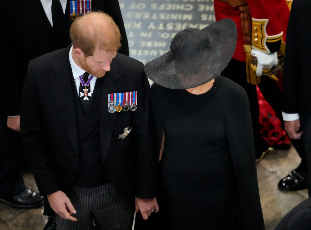 Ďalšia potupa pre Harryho: Princ Harry si nemohol na pohreb obliecť vojenskú uniformu.