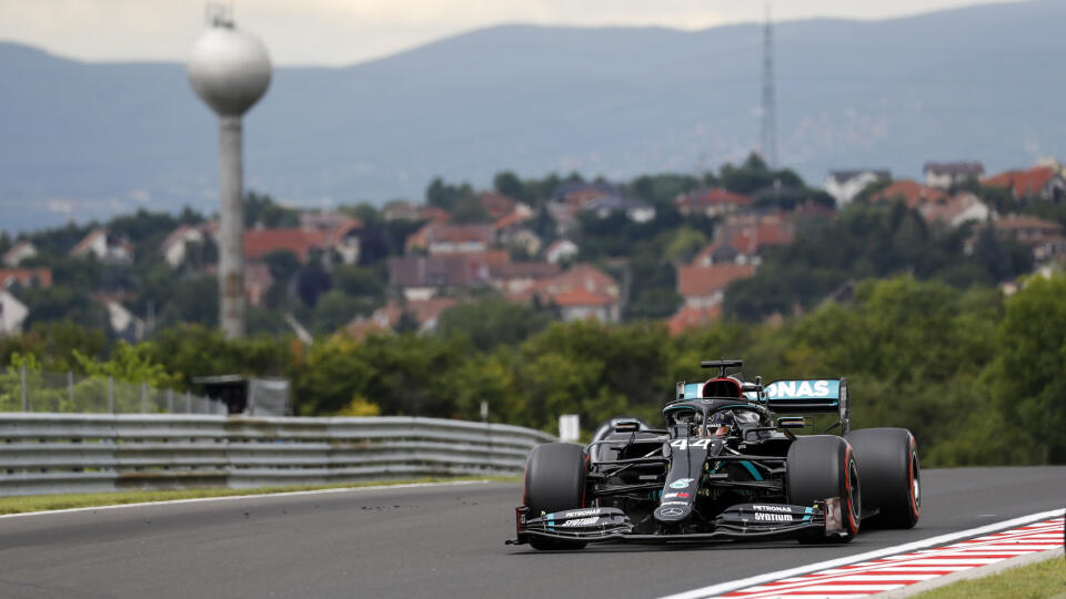 Britský jazdec Mercedesu Lewis Hamilton počas záverečného tretieho tréningu na Veľkú cenu Maďarska formuly 1 na trati okruhu Hungaroring pri Mogyoróde neďaleko Budapešti 18. júla 2020. FOTO TASR/AP 
Mercedes driver Lewis Hamilton of Britain steers his car during the third practice session for the Hungarian Formula One Grand Prix at the Hungaroring racetrack in Mogyorod, Hungary, Saturday, July 18, 2020. The Hungarian F1 Grand Prix will be held on Sunday. (Leonhard Foeger/Pool via