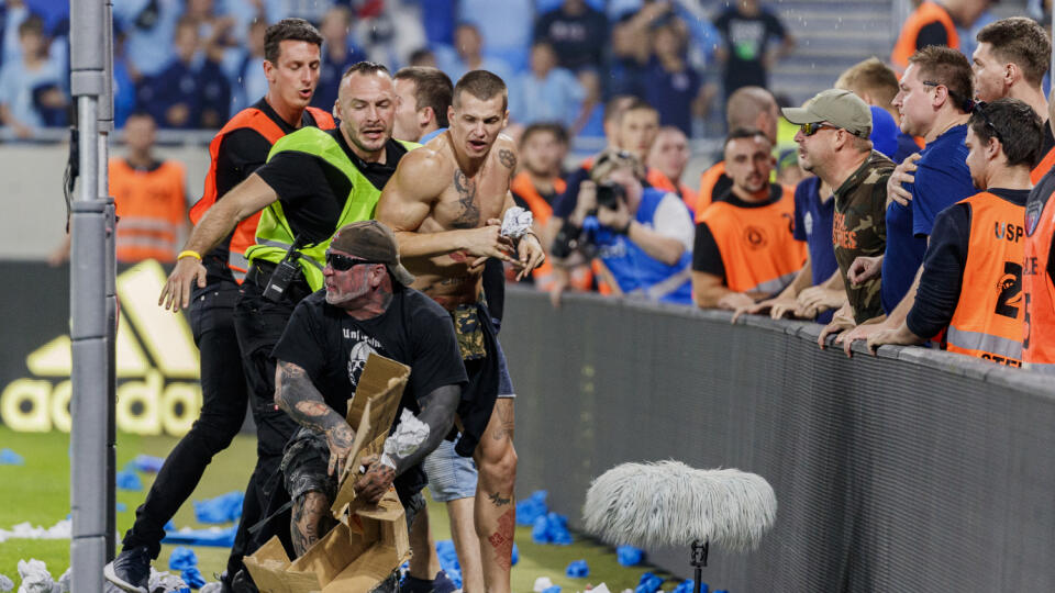 Na snímke fanúšikovia ŠK Slovan vnikli na hraciu plochu počas zápasu 8. kola Fortuna Ligy medzi ŠK Slovan Bratislava a FC Spartak Trnava.