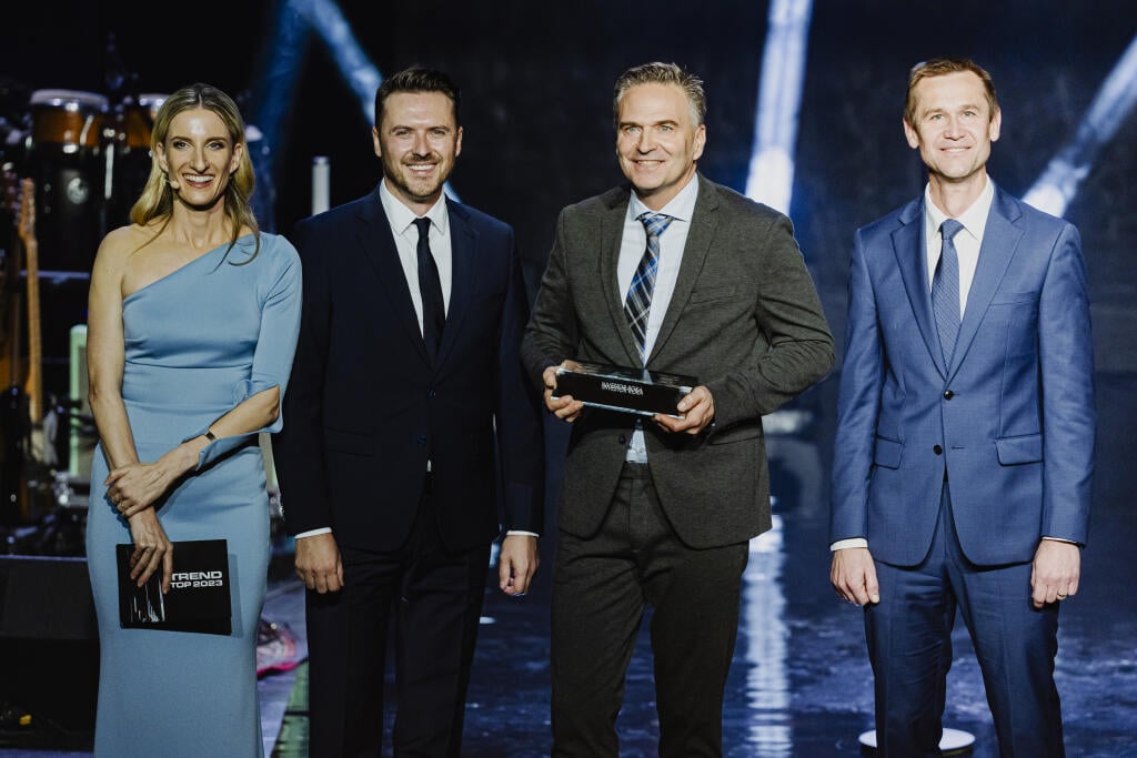 Na snímke  predseda predstavenstva a člen predstavenstva pre technickú oblasť vo VOLKSWAGEN SLOVAKIA pán Wolfram Kirchert preberá cenu TREND INVESTOR ROKA 2023 počas galavečera TREND TOP 2023.