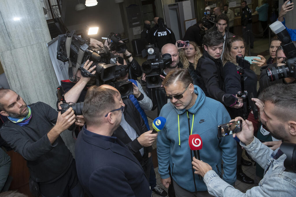 Dušan Dědeček, ktorých spôsobil dopravnou nehodou na Zochovej ulici v Bratislave smrť 5 ľudí sa opätovne postavil pred sú, ktorý rozhoduje o jeho vzatí do väzby.