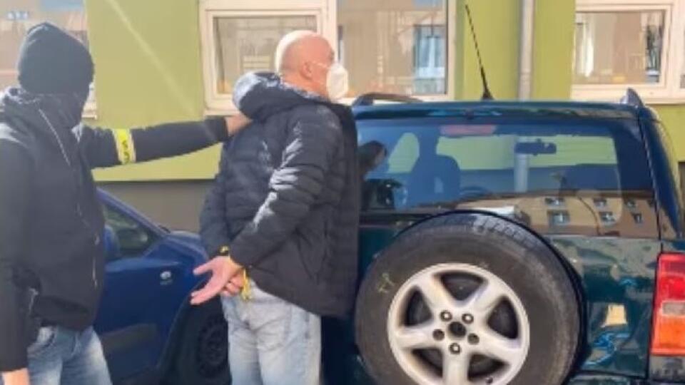 Polícia využila moment prekvapenia a muža zatkla po návrate k autu s nákupom. Odpor nekládol.