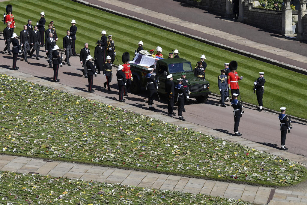 JB 65 Windsor - Rakva s telesnými pozostatkami britského princa Philipa prichádza do Kaplnky svätého Juraja počas pohrebu britského princa Philipa, manžela britskej kráľovnej Alžbety II., ktorý zomrel minulý piatok vo veku 99 rokov, v areáli Windsorského zámku vo Windsore 17. apríla 2021. Philipovo telo previezli zo súkromnej kaplnky pred vchod hradného areálu na špeciálne upravenom Land Roveri, ktorý pomohol navrhnúť sám princ. Odtiaľ sa začne čestný osemminútový sprievod, ktorý budú tvoriť prí