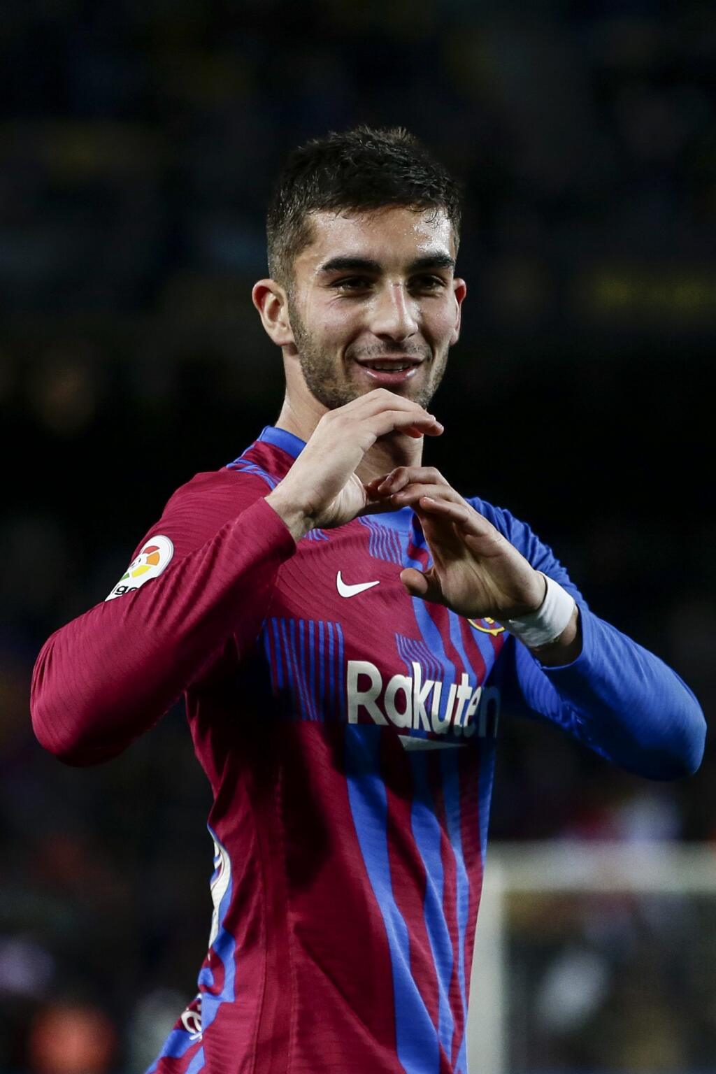 EBE 18 Barcelona - Na snímke útočník Barcelony Ferran Torres oslavuje svoj prvý gól v zápase 28. kola španielskej La Ligy vo futbale FC Barcelona - Osasuna Pamplona (4:0) v nedeľu 13. marca 2022. FOTO TASR/AP
Barcelona's Ferran Torres celebrates after scoring his side's first goal during a Spanish La Liga soccer match between FC Barcelona and Osasuna at the Camp Nou stadium in Barcelona, Spain, Sunday, March 13, 2022. (AP Photo/Joan Monfort)