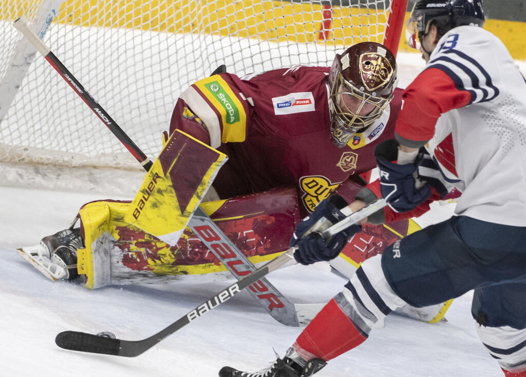 Na snímke vľavo brankár Connor Lacouvee (Trenčín), ktorý chytá rozhodujúci nájazd Branta Harrisa (Slovan) v zápase 20. kole hokejovej Tipos extraligy medzi HC Slovan Bratislava - HK Dukla Trenčín v Bratislave v piatok 25. novembra 2022. Trenčín zvíťazil na ľade bratislavského Slovana 2:1 po predĺžení a samostatných nájazdoch.