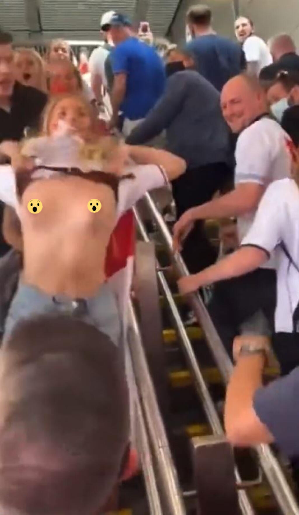 Hoci v Katare platia prísne pravidlá, niektoré fanúšičky ich majú na háku. Fanúšička Anglicka ukázala holé prsia ešte počas úvodu svetového šampionátu.