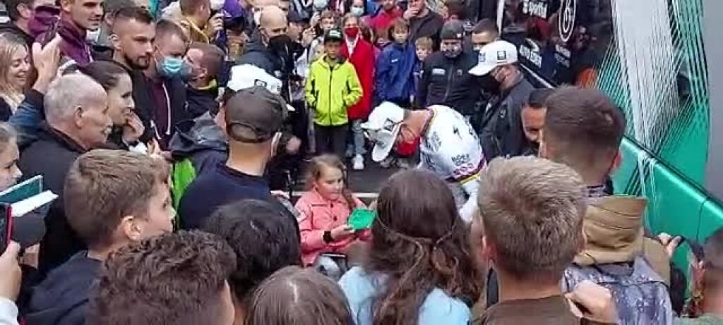 VIDEO Sagan v obkľúčení stoviek fanúšikov rozdával fotografie a podpisy