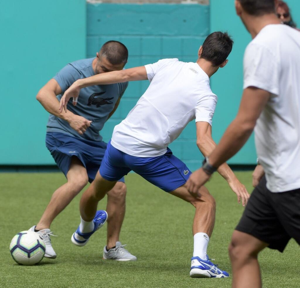 Srbský tenista Djokovič si zahral futbal so svojím trénerom Mariánom Vajdom.