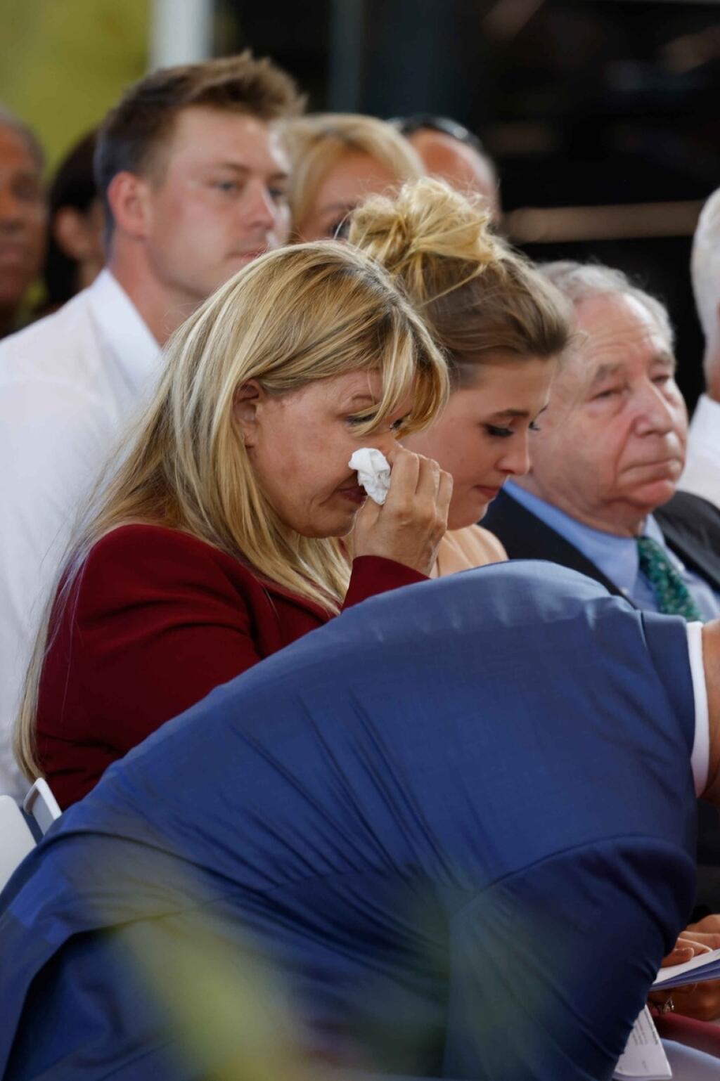 Corinna sa pri dojímavých slovách neubránila slzám a poplakala si.
